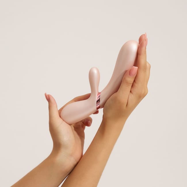 Thỏ rung Satisfyer Hot Lover với thiết kế tinh tế, đẹp hoàn hảo từ những đường cong công thái học đến màu sắc óng ánh sang trọng.